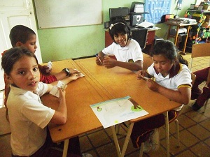 Los niños con discpacidad asisten a clases en las diferentes sedes y grados y en jornada contraria asisten a la Sede Principal de la Institución para realizar actividades encaminadas a desarrollar y/o mejorar las competencias académicas.